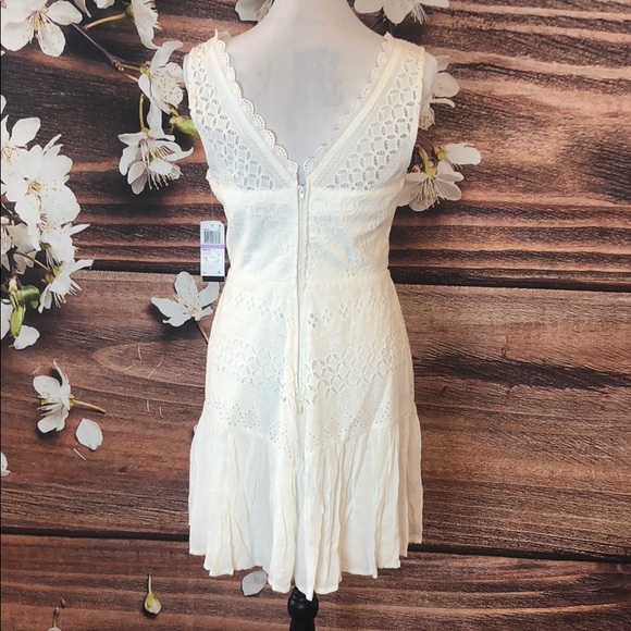 Sleeveless Casual Dress - Picture 3 of 9